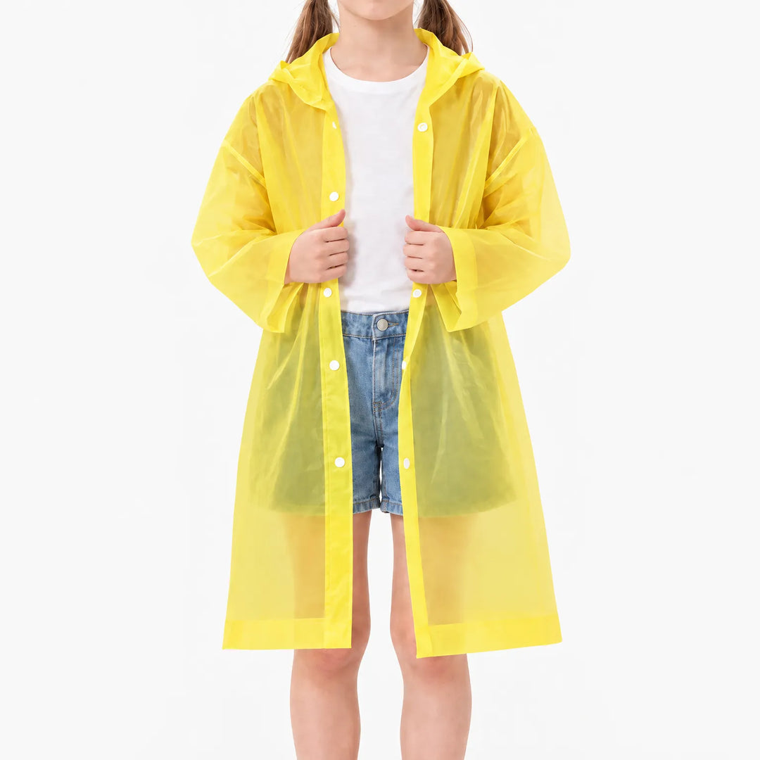 Meisje draagt het gele doorschijnende regenjack open over wit shirt en spijkershort, met witte drukknopen. 9