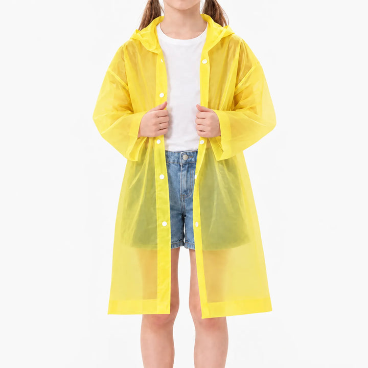 Meisje draagt het gele doorschijnende regenjack open over wit shirt en spijkershort, met witte drukknopen. 9