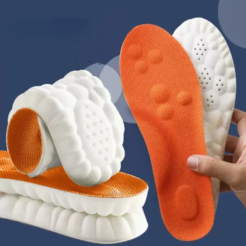 Oranje inlegzolen met massagenoppen, vastgehouden in een hand, naast opgerolde en gestapelde zolen met een witte schuimzool vol ventilatiegaatjes. 4