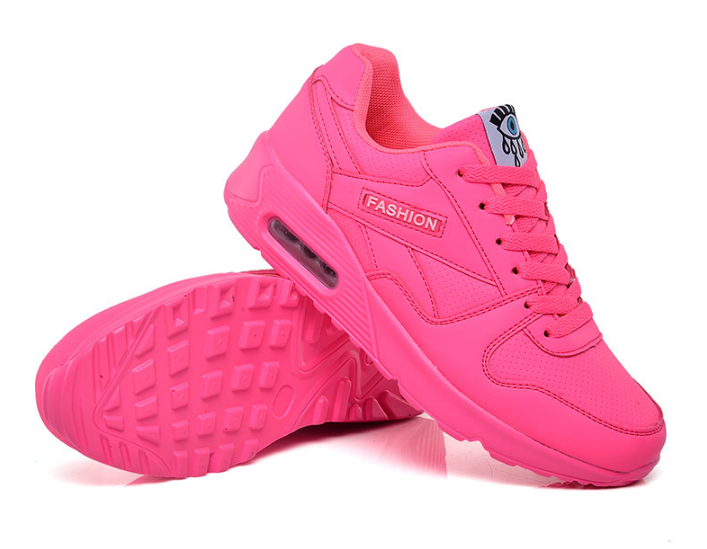 Felroze sneaker van opzij met de gegroefde zool zichtbaar ernaast, op witte achtergrond 7