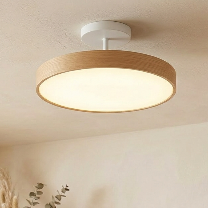Lichte houtlook rand met witte bevestiging, de lamp geeft warm licht aan een crèmekleurig plafond met planten onderin. 5