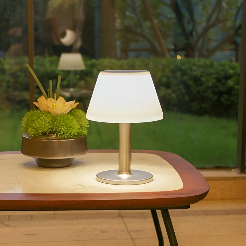 Stylowa lampa stołowa na energię słoneczną - SolarLuxe