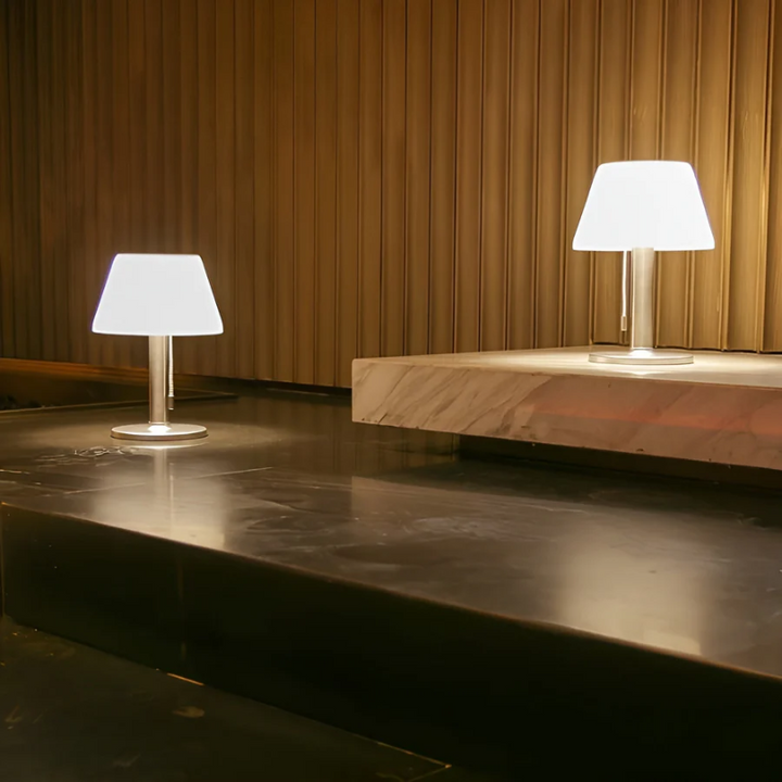 Stylowa lampa stołowa na energię słoneczną - SolarLuxe