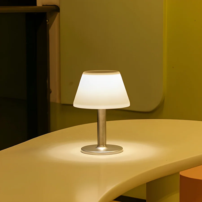 Stylowa lampa stołowa na energię słoneczną - SolarLuxe