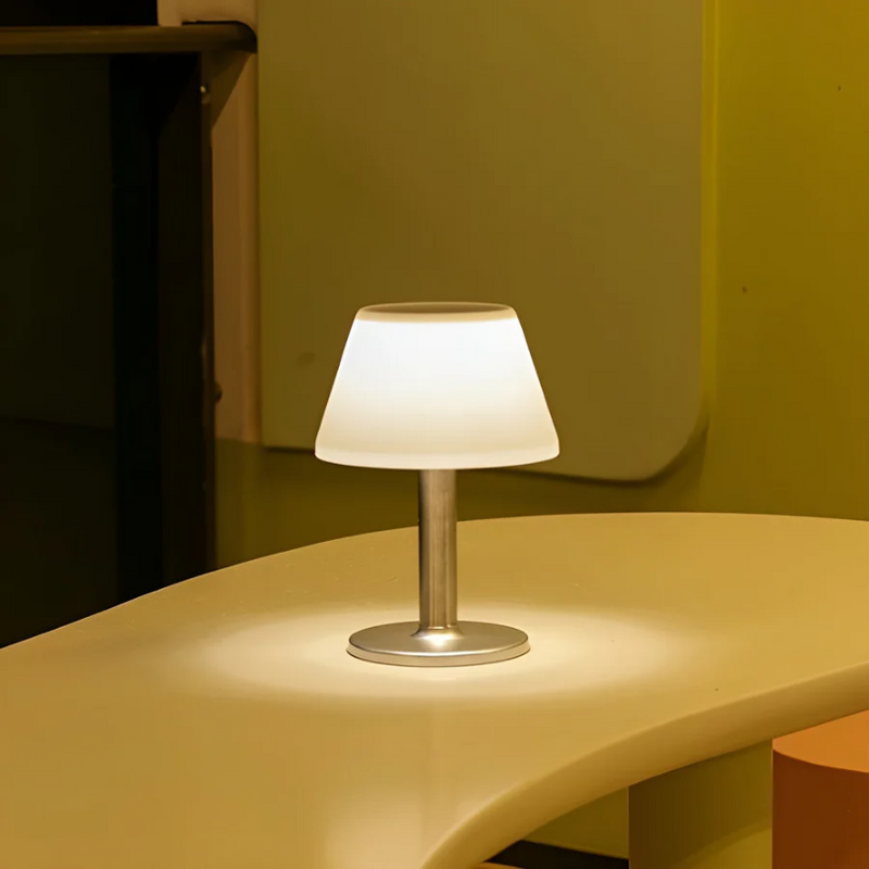 Stylowa lampa stołowa na energię słoneczną - SolarLuxe