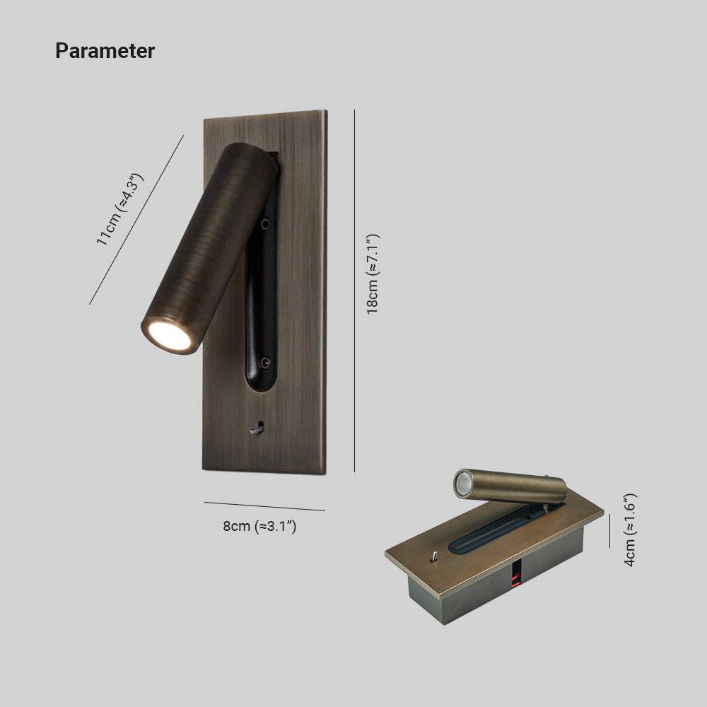 Studiofoto van de bronskleurige wandlamp met brandende spot naar rechts, schakelaar onderaan op de plaat 4