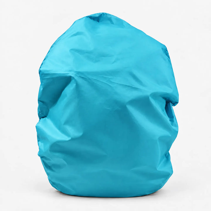 Rugzakhoes in turquoise, vrijstaand op een witte achtergrond, over een gevulde rugzak getrokken. 10