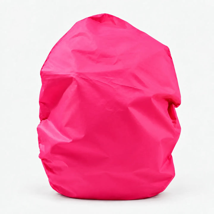 Rugzakhoes in roze, vrijstaand op een witte achtergrond, over een gevulde rugzak getrokken. 11