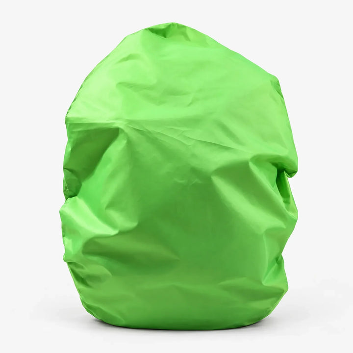 Rugzakhoes in felgroen, vrijstaand op een witte achtergrond, over een gevulde rugzak getrokken. 2