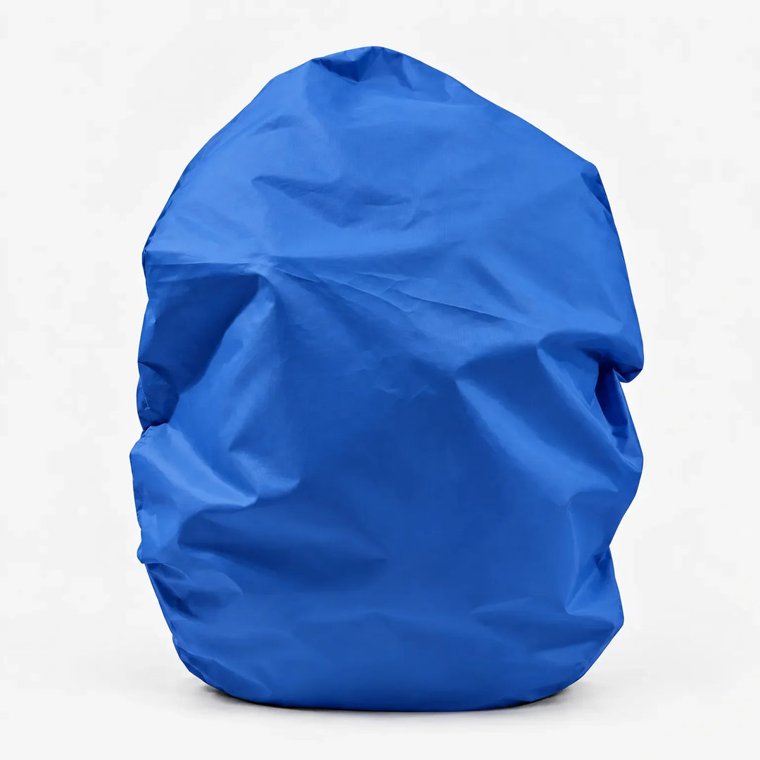 Rugzakhoes in felblauw, vrijstaand op een witte achtergrond, over een gevulde rugzak getrokken. 7