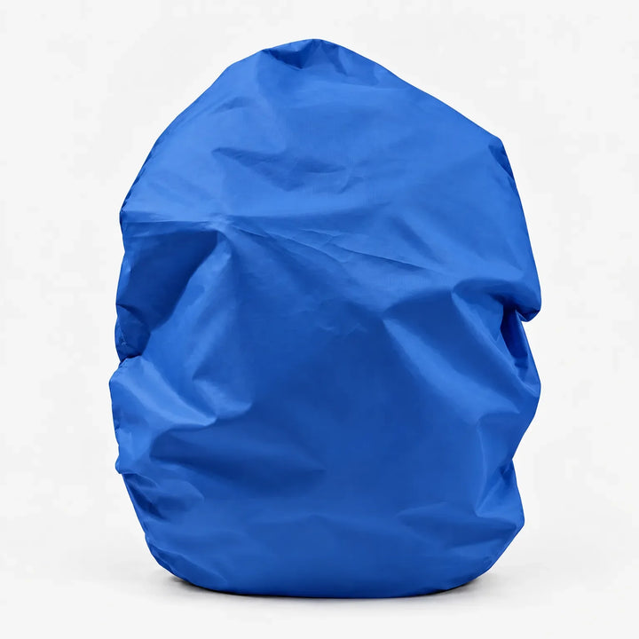 Rugzakhoes in felblauw, vrijstaand op een witte achtergrond, over een gevulde rugzak getrokken. 7