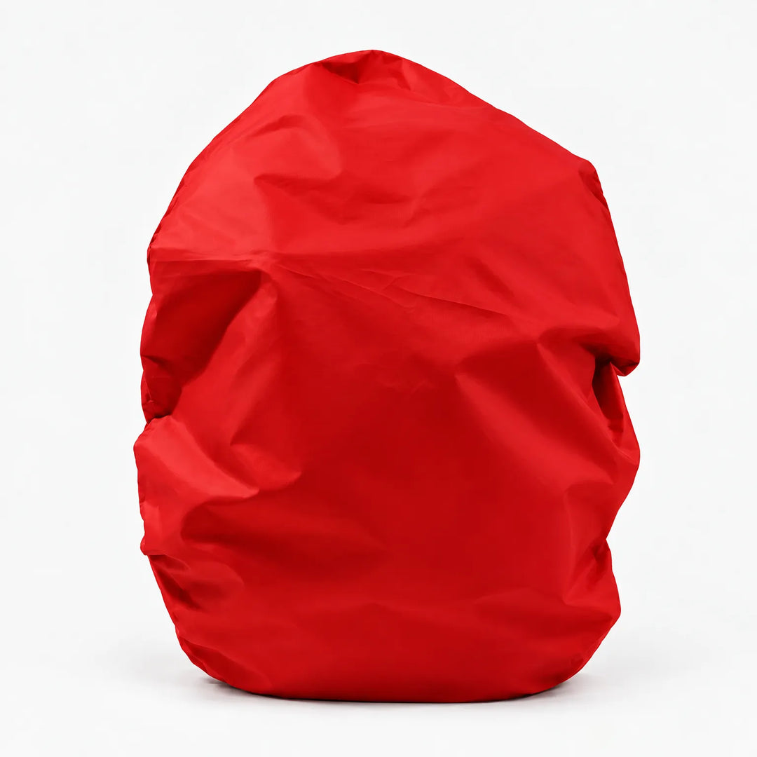Rugzakhoes in rood, vrijstaand op een witte achtergrond, over een gevulde rugzak getrokken. 8