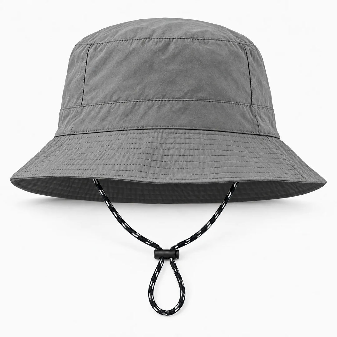 Grijze bucket hoed van voren met gestikte rand en een zwart-wit koordje met zwarte stopper. 10