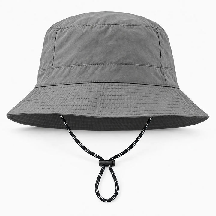 Grijze bucket hoed van voren met gestikte rand en een zwart-wit koordje met zwarte stopper. 10