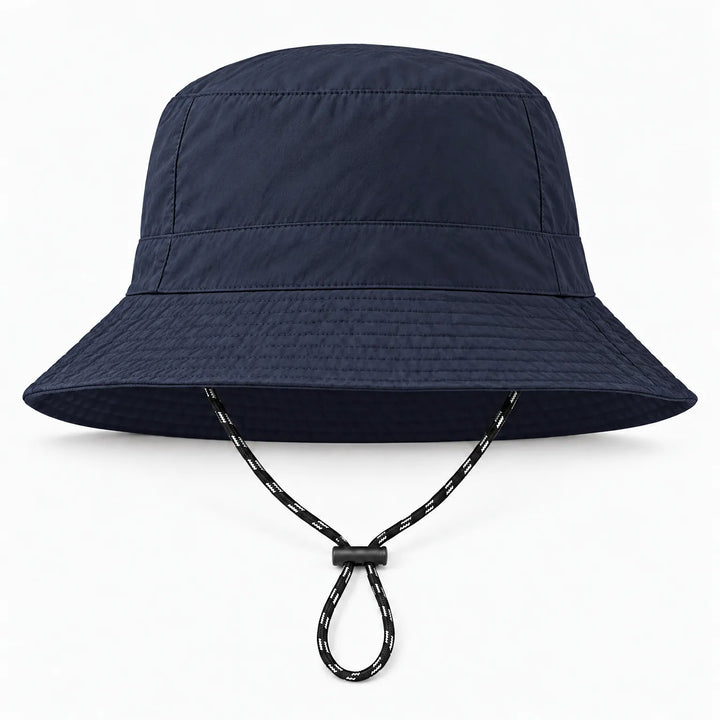 Marineblauwe bucket hoed van voren met gestikte rand en een zwart-wit koordje met zwarte stopper. 13