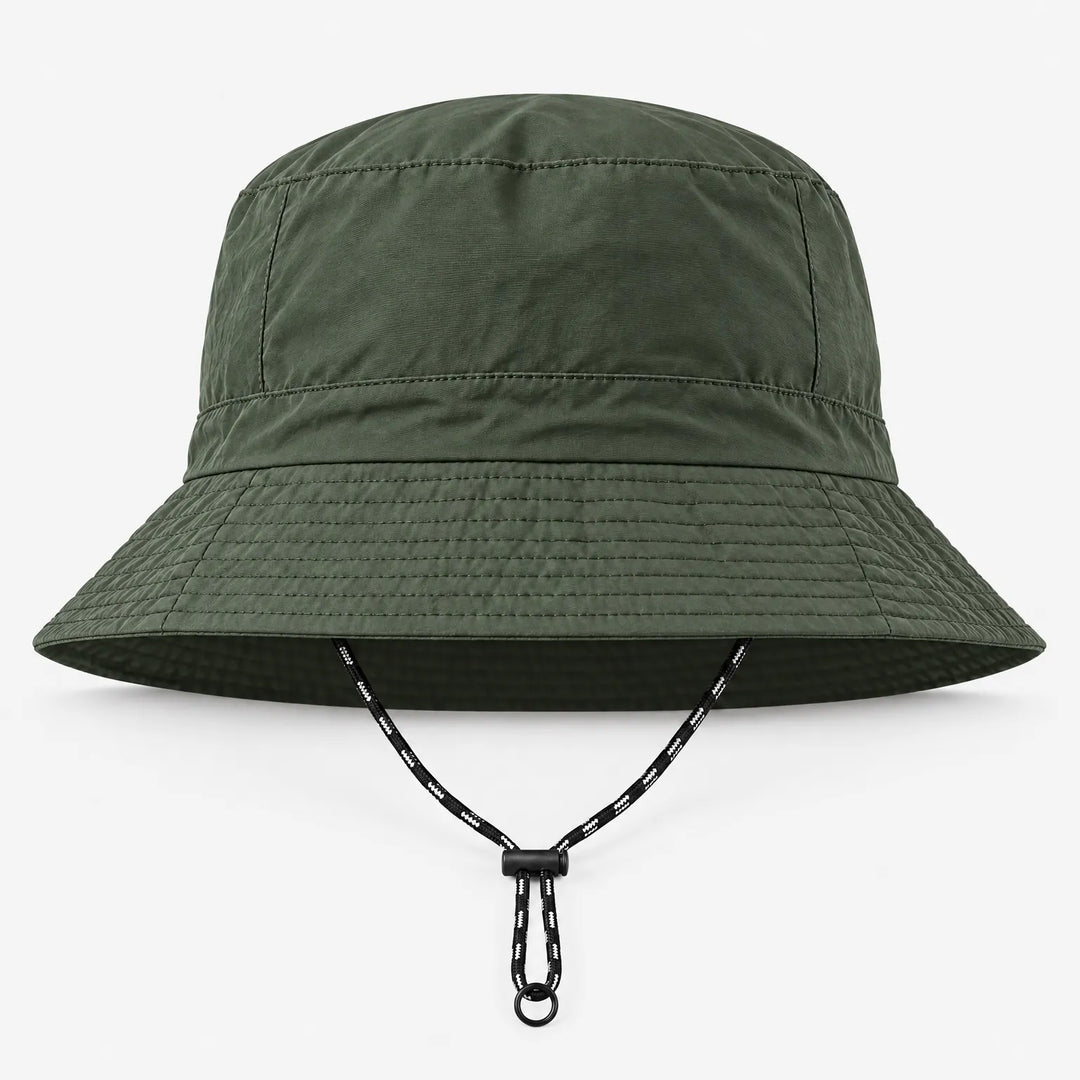 Donkergroene bucket hoed van voren met stiksels op de rand en een koordje met stopper en ringetje. 4