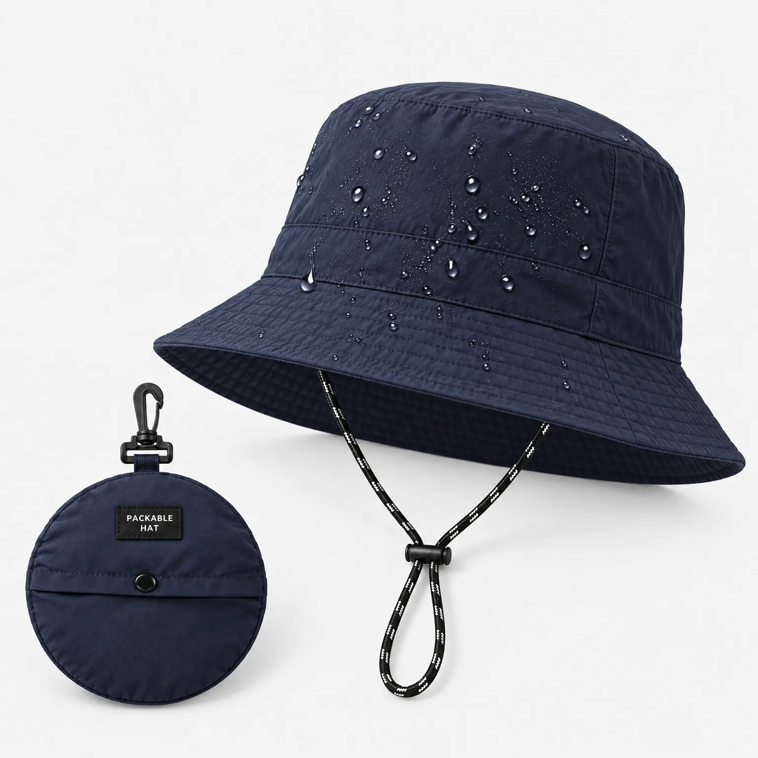 Marineblauwe bucket hoed met waterdruppels naast het opgevouwen rondje waarin de hoed met karabijnhaak past. 5