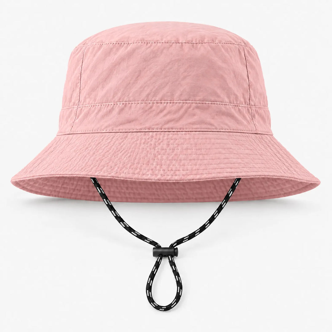 Roze bucket hoed van voren met fijne stof, stiksels op de rand en een zwart-wit koordje. 8