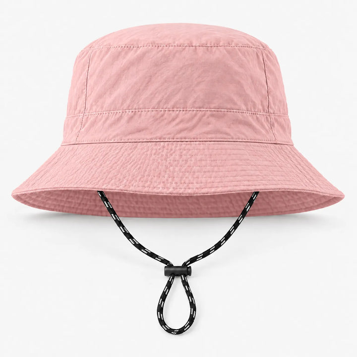 Roze bucket hoed van voren met fijne stof, stiksels op de rand en een zwart-wit koordje. 8