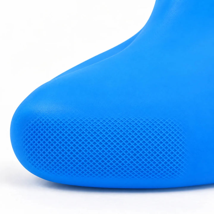 Close-up van de neus van een blauwe overschoen met het ruitjespatroon in het antislip profiel. 6