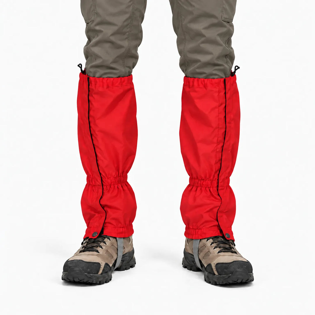 Voorkant van rode gaiters over een olijfgroene broek en wandelschoenen, met zijrits, trekkoord en drukknoop. 8