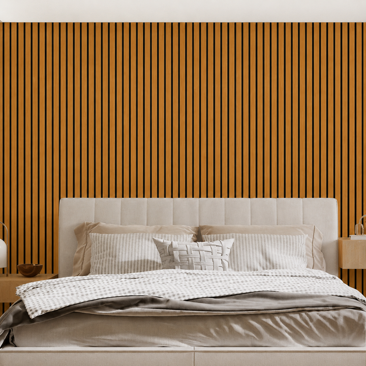 Hoofdeinde van een bed met gestreept beddengoed tegen een wand met houtkleurige latten 6