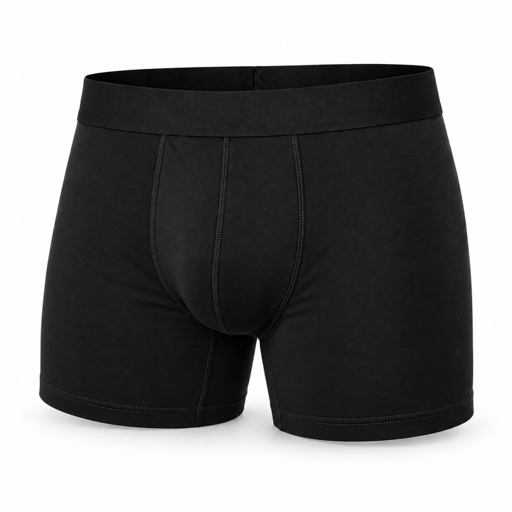 Zwarte boxershort met langere pijp, vooraanzicht van één exemplaar met zichtbare naden en brede tailleband. 13