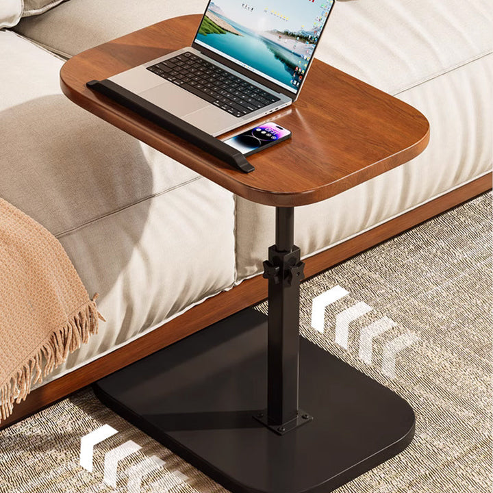 Bruin laptopbureau voor een bank met laptop en telefoon, met pijlen op de vloer die het verrijden aangeven. 10