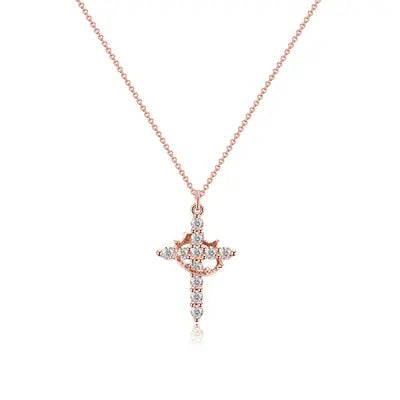 Roségoudkleurige kruishanger met kroon en steentjes aan een fijne schakelketting, productfoto vanaf de voorkant op effen achtergrond. 7
