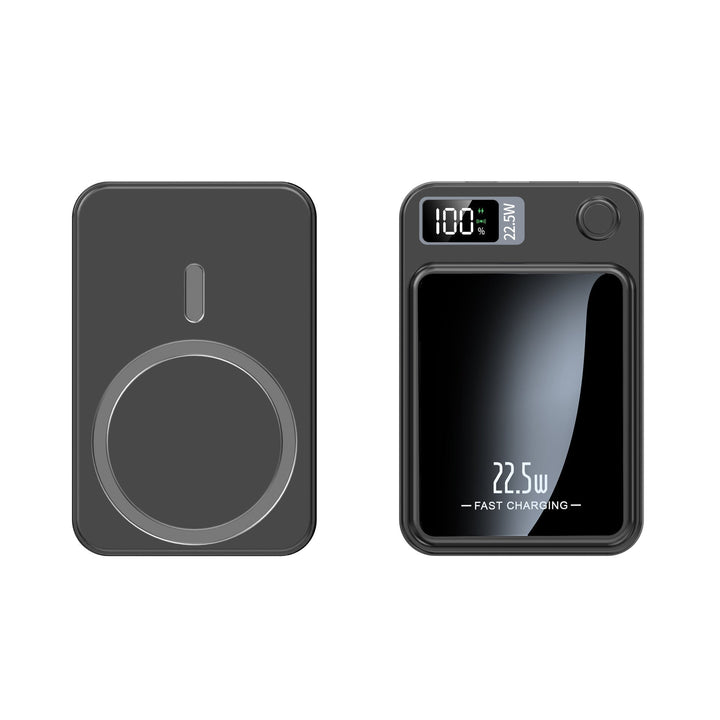 Zwarte powerbank van voor- en achterkant, met magnetische ring op de achterzijde en een led-display met batterijpercentage. 1