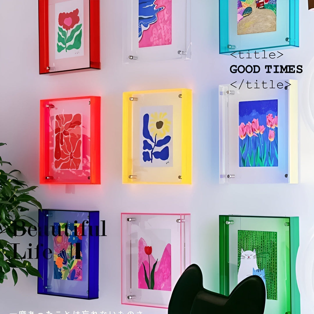 Muur met negen doorzichtige acrylframes in rood, geel, blauw, groen en roze, elk met een kleurrijke bloemen- of dierenillustratie. 3