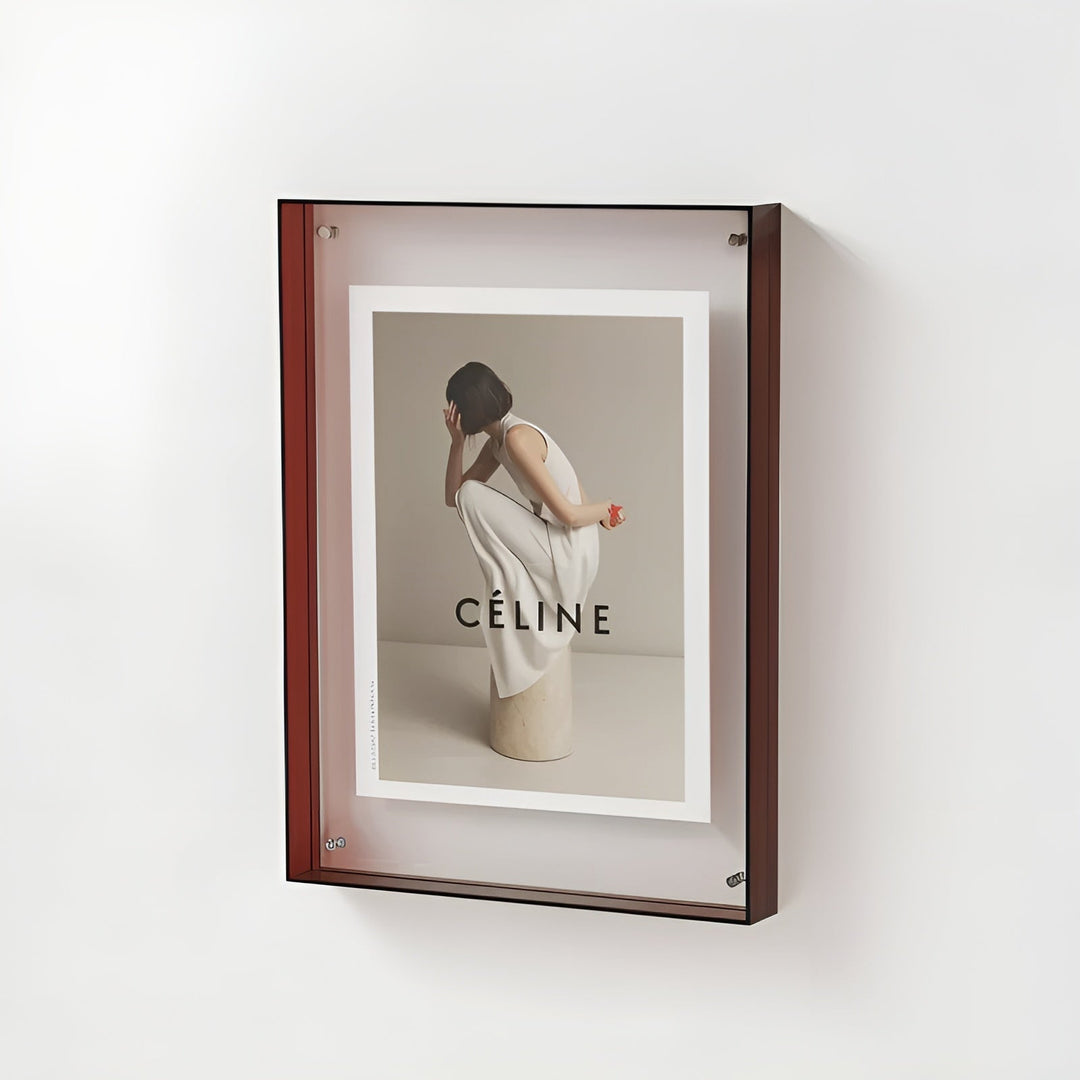 Acryllijst met roodbruine zijkanten aan een witte muur, schuin gezien, met een fotoprint van een gehurkte vrouw in witte kleding. 20