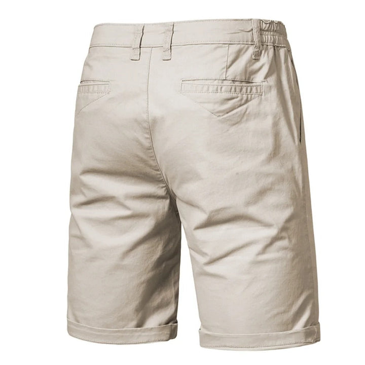 Achterkant van de beige short met twee paspelzakken en riemlussen, pijpen omgeslagen. 2