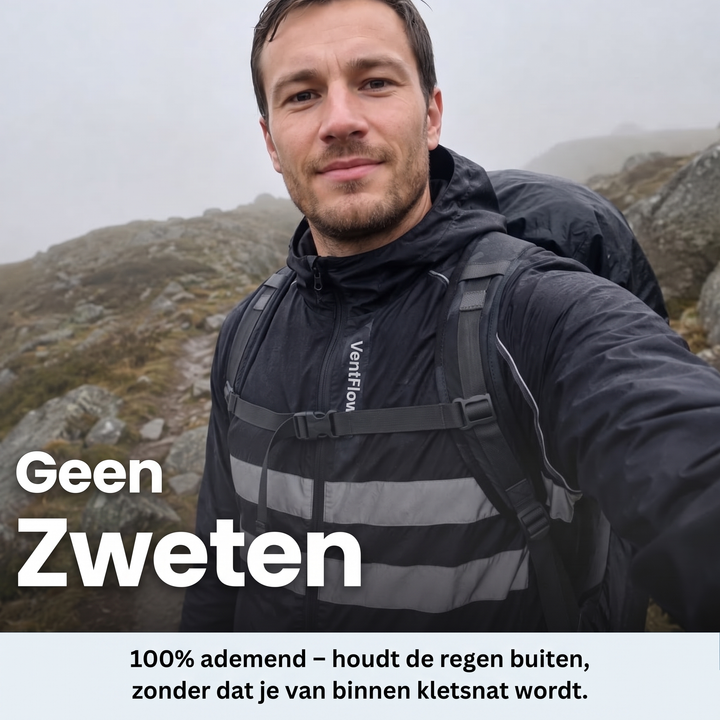 Man met rugzak draagt de zwarte jas met reflecterende strepen op een mistige, rotsachtige berghelling. 9
