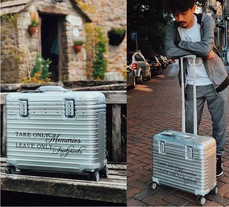 Twee beelden van een zilverkleurige koffer: op een houten bankje en naast een man in een straat 3