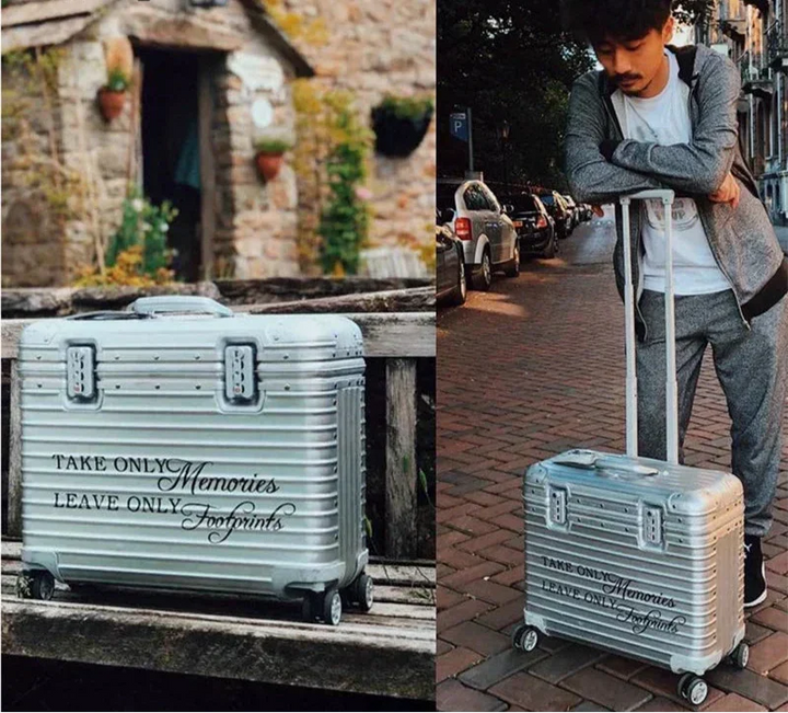 Twee beelden van een zilverkleurige koffer: op een houten bankje en naast een man in een straat 3