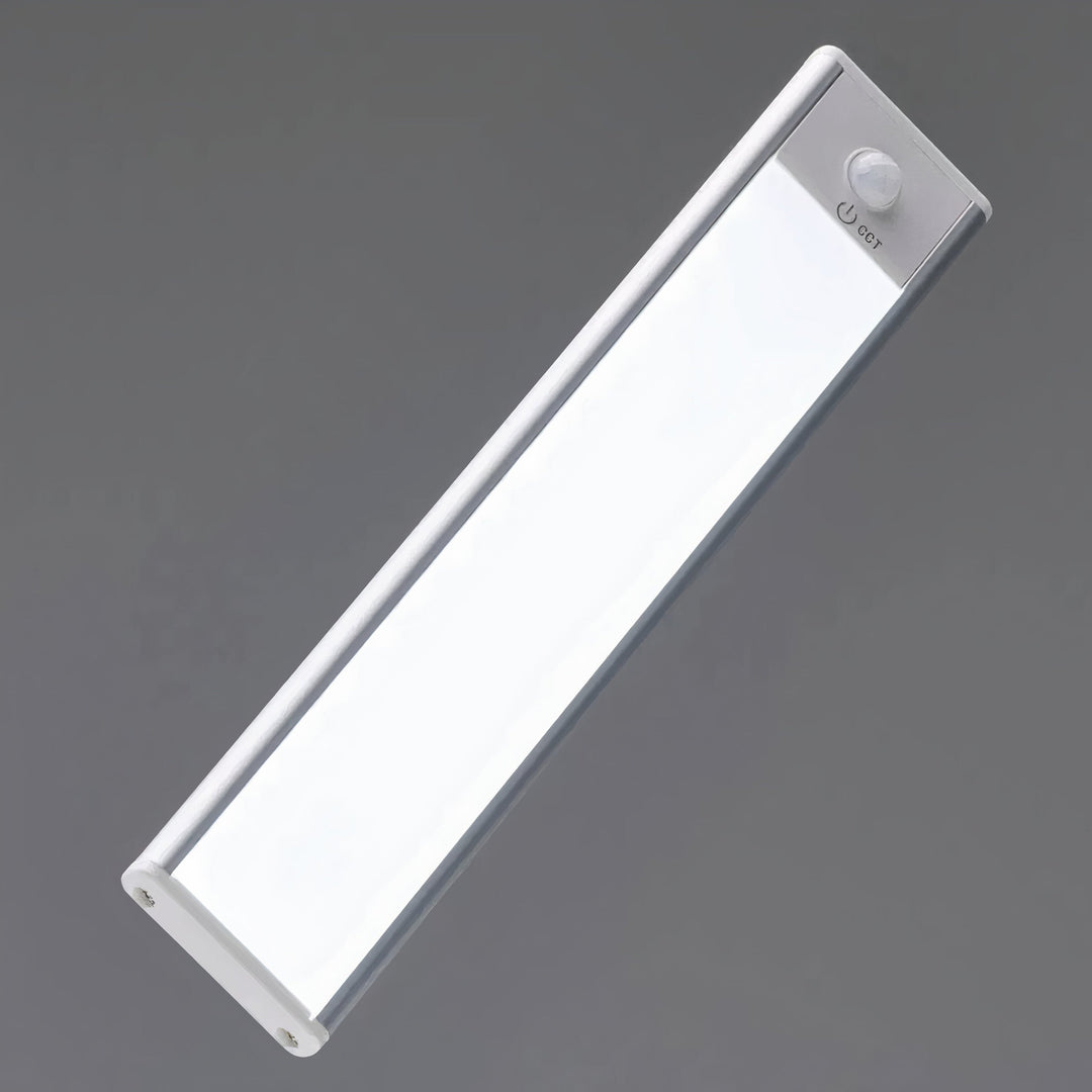 Close-up van de ledlamp in aluminium behuizing met bewegingssensor en aan-uitknop bovenaan en schroefgaatjes aan de onderkant. 7