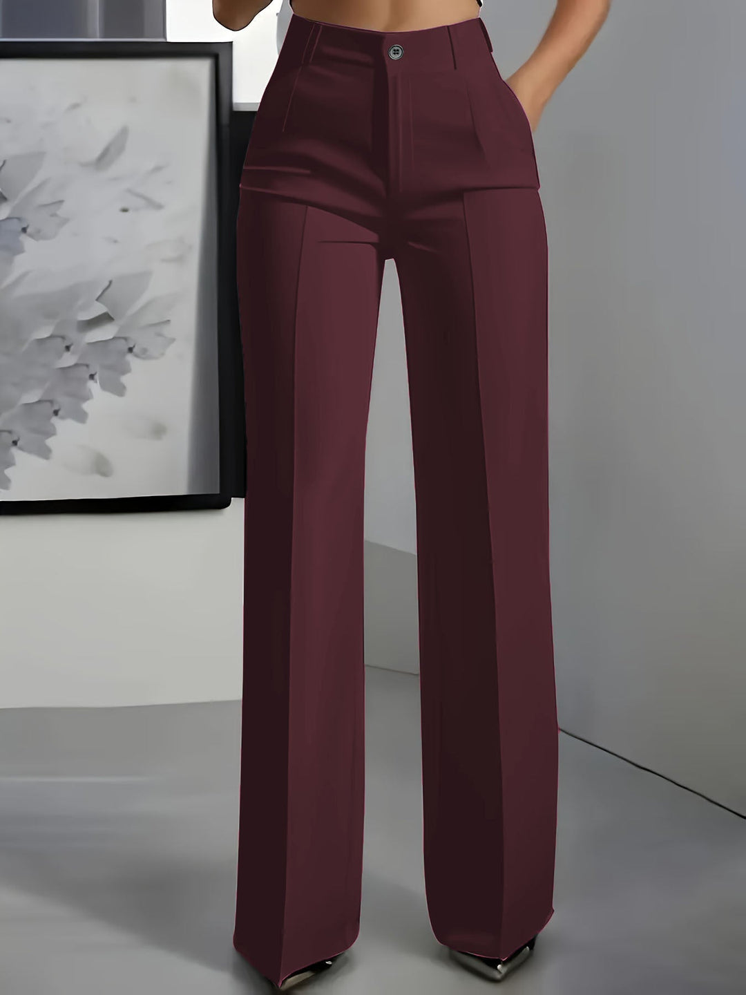 Voorkant van een bordeauxrode broek met hoge taille en wijde pijpen, gedragen door een model 7