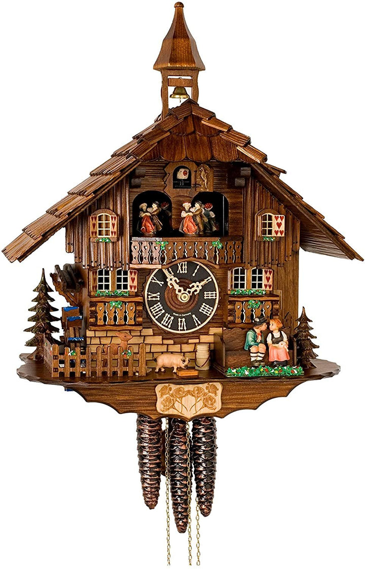 Koekoeksklok in chaletstijl met belltoren, dansend paar op het balkon, kussend paar op een bankje, varken, hertje en drie gewichten. 9