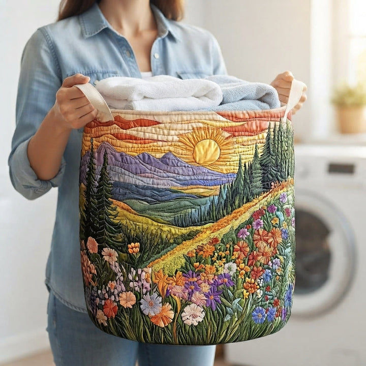Vrouw in spijkerblouse draagt de mand aan de witte handgrepen, gevuld met opgevouwen handdoeken, voor een wasmachine. 3