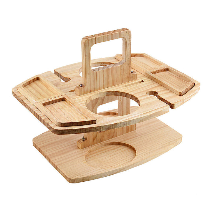 Lege houten wijntafel met handvat, flesgat, glassleuven en uitneembare schaaltjes tegen een witte achtergrond 2