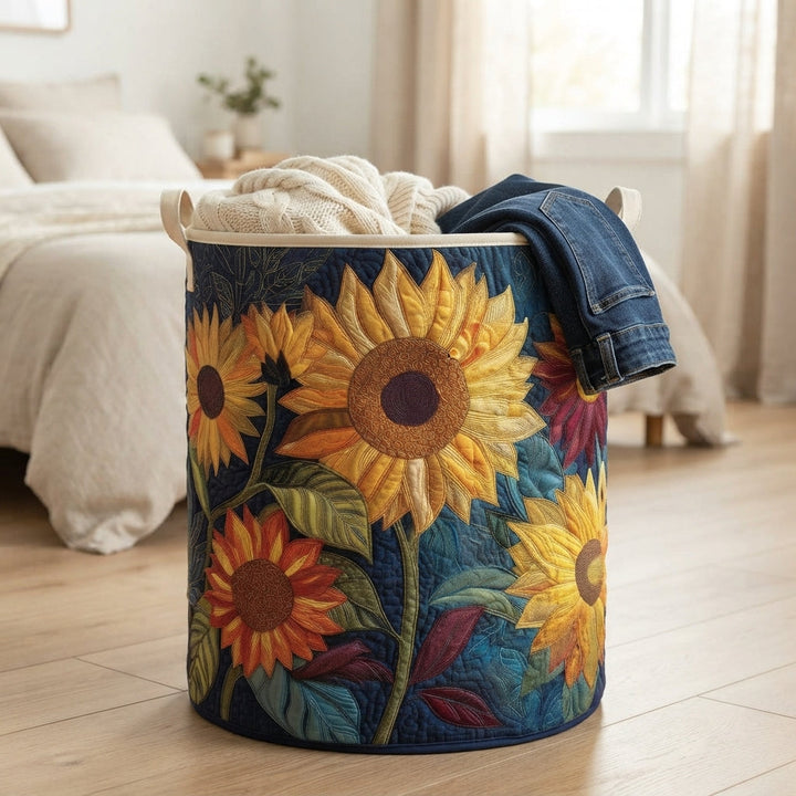 Zonnebloemenmand op een houten vloer naast een bed, gevuld met een gebreide deken en een opgevouwen spijkerbroek. 4