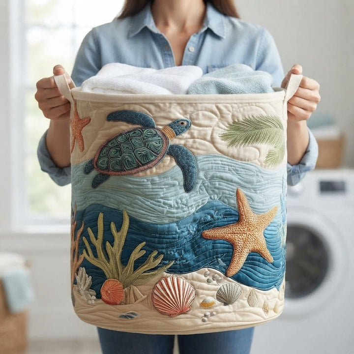 Vrouw in spijkerblouse houdt de mand met beide handen vast aan de canvas handvatten, gevuld met handdoeken, voor een wasmachine. 5
