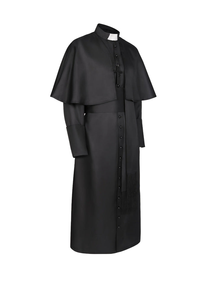 Zijaanzicht van het zwarte priestergewaad met cape, knoopsluiting en lang gewaad met kruisketting op de borst 4