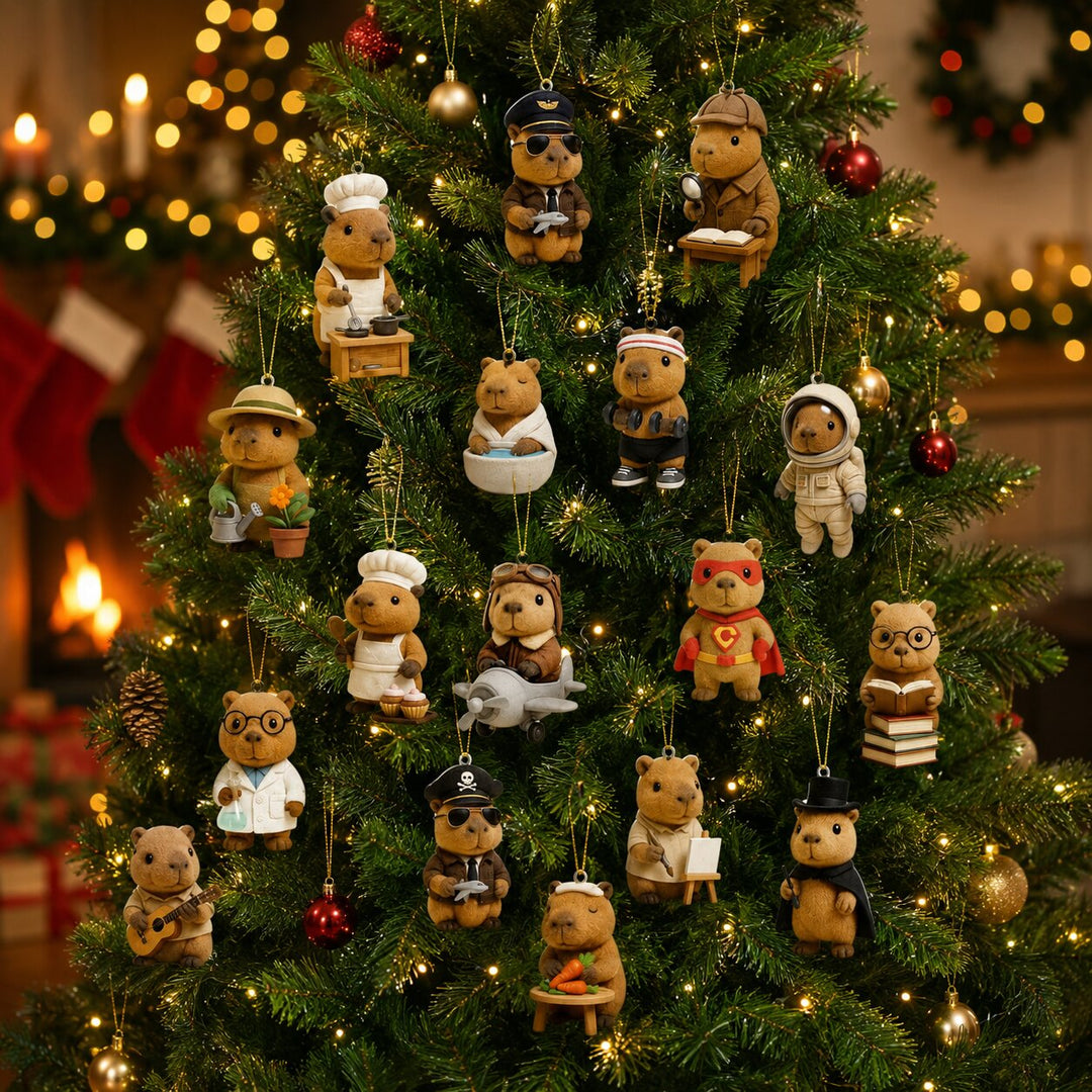 De capybarabeeldjes als ornamenten met gouden koordjes aan een verlichte kerstboom, onder andere als piloot, astronaut, kok, detective en superheld. 3