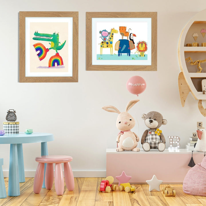 Twee lijsten in houtlook met kleurrijke dierentekeningen aan de muur van een kinderkamer met knuffels en speelgoed. 13
