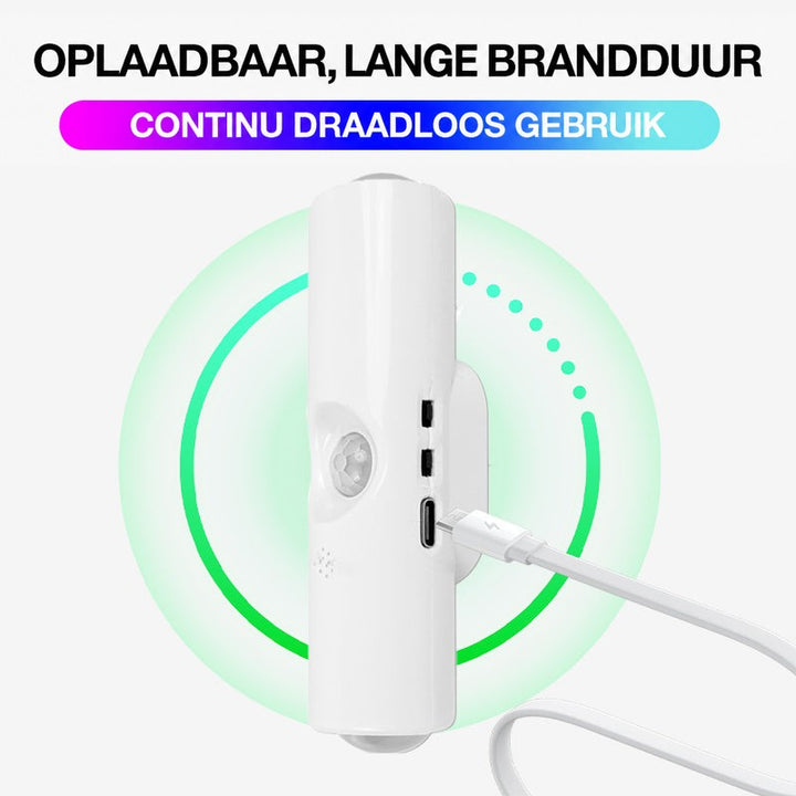 Witte wandlamp die met een usb-c-kabel wordt opgeladen, omringd door een groene lichtcirkel 12