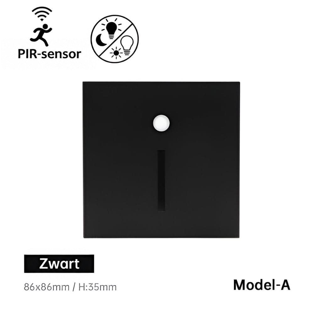 Vierkant zwart wandlampje met sensor en smalle verticale lichtsleuf, model met sleufopening, vooraanzicht op witte 1