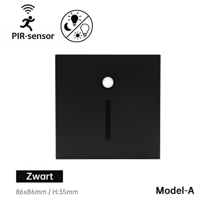 Vierkant zwart wandlampje met sensor en smalle verticale lichtsleuf, model met sleufopening, vooraanzicht op witte 1