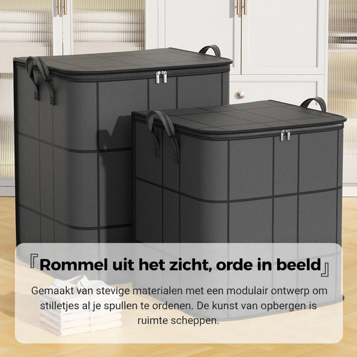 Twee grijze opbergtassen met rits en hengsels voor een witte kast, met een stapeltje overhemden ervoor. 11